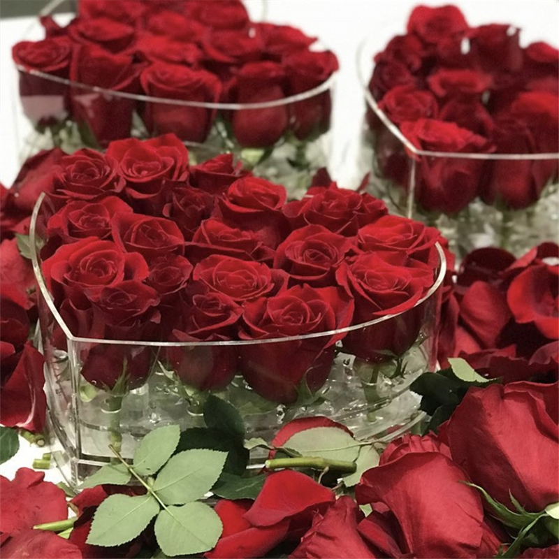 caja de rosas acrílicas en forma de corazón