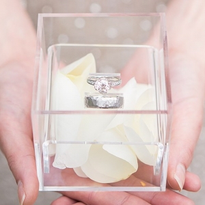 Caja de anillo de acrílico para la boda 