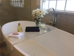 Bandeja de baño de acrílico personalizada lucite plástico baño baño portavasos bandeja 
