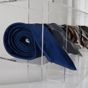 soporte de corbata de plexiglás transparente montado en la pared personalizado de fábrica 