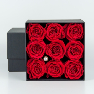 Caja de flores con rosas 