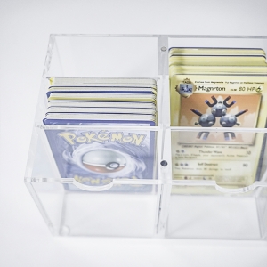 Nueva caja de presentación de tarjetas de acrílico TCG de juegos personalizados de Pokemon con base 