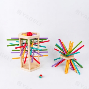 Coloridos palitos de madera que tiran del juego para la educación para niños 