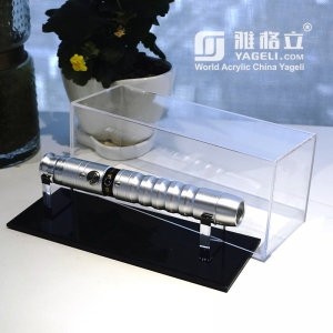 Vitrina acrílica para sables de luz personalizada por Yageli 