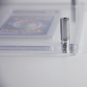 Expositor acrílico de 3 ranuras para tarjetas TCG graduadas (compatible con PSA/BGS) 