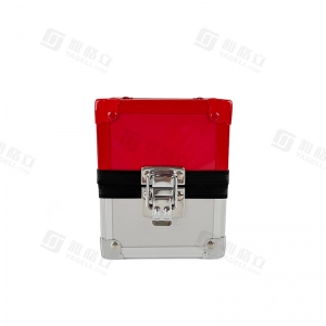 Caja de metal roja y plateada con cierre de seguridad 