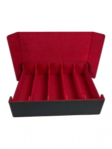 Caja de almacenamiento de cartas TCG de piel sintética con 5 compartimentos y forro rojo.