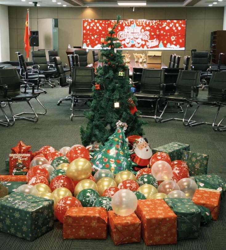 Evento navideño de la empresa 2024: celebración de la temporada con obsequios, presentaciones del equipo y deseos para 2025